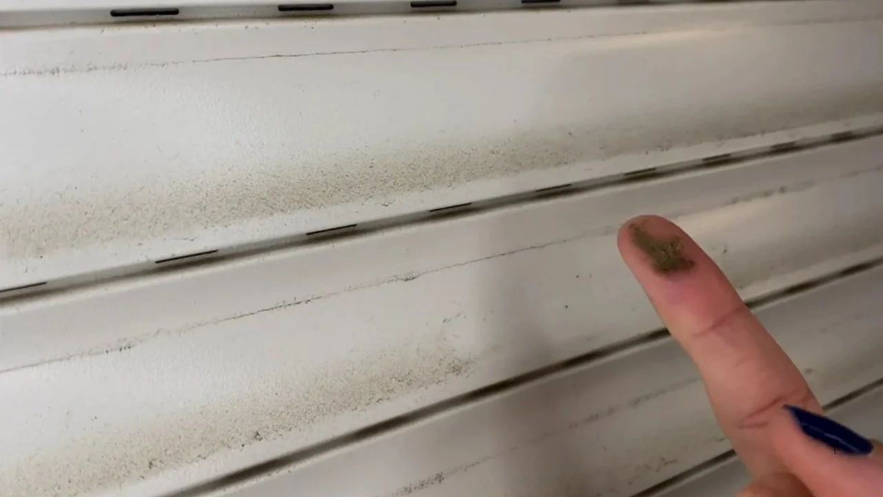 Adiós al polvo negro: el truco para limpiar bien tus persianas y mantenerlas blancas durante mucho tiempo