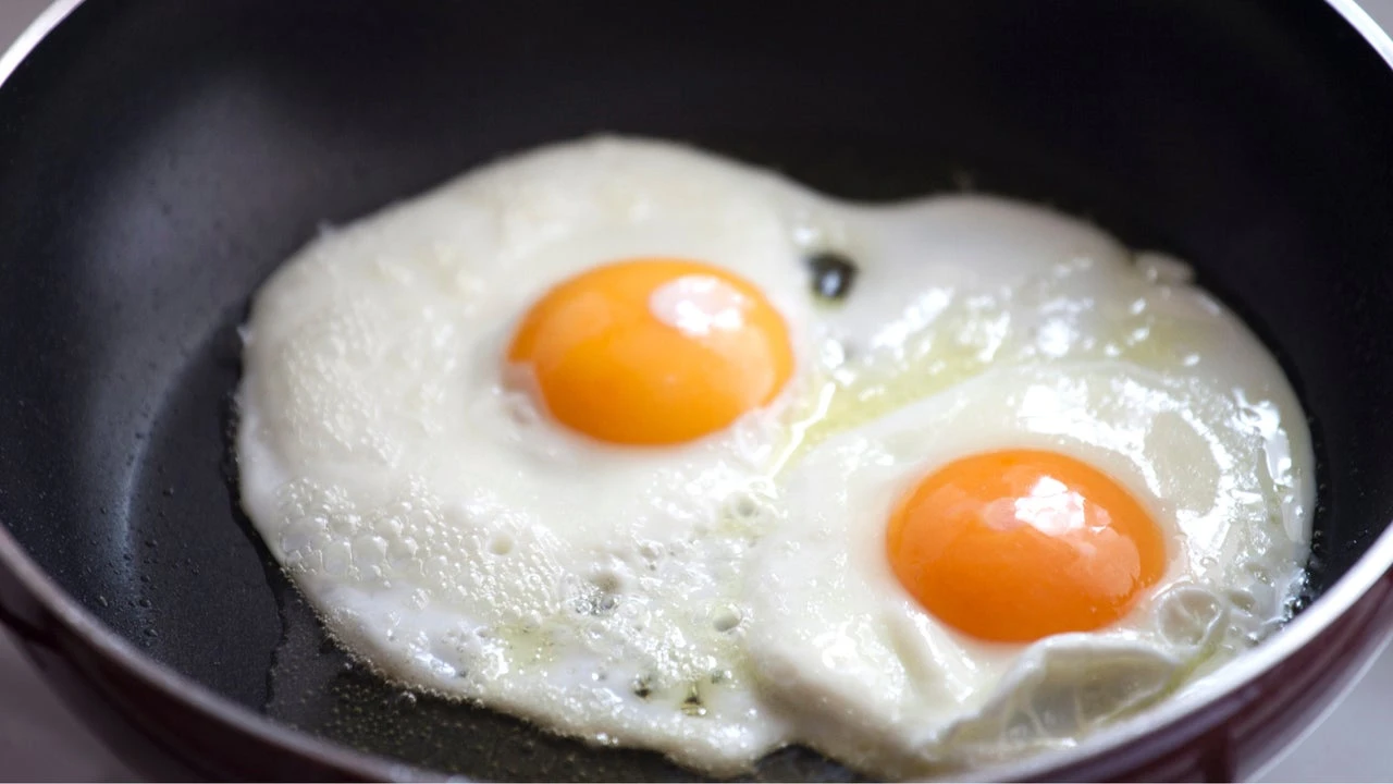 El truco de los restaurantes para evitar que los huevos se peguen a la sartén: no es ni agua ni aceite