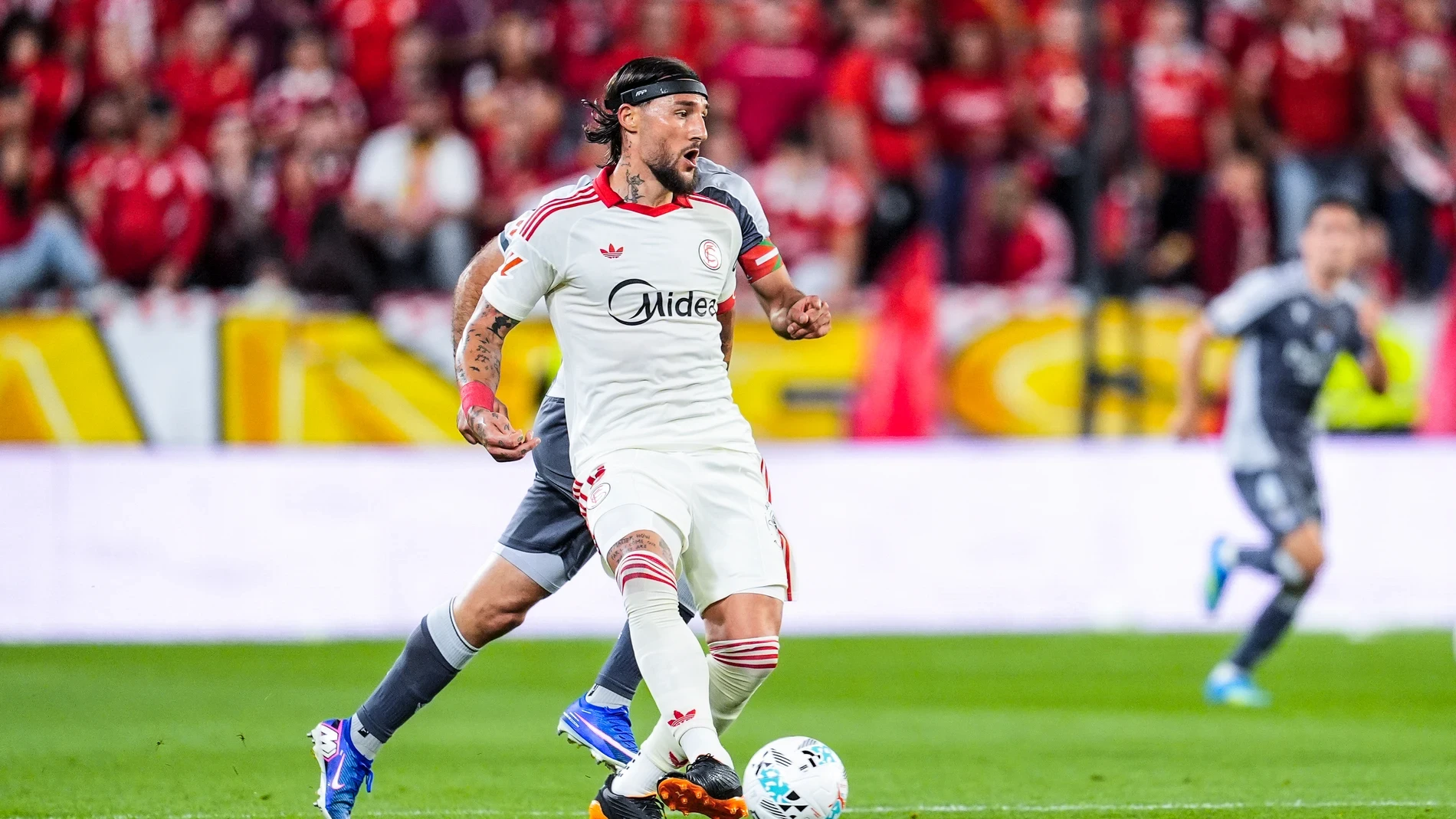 Nemanja Gudelj señala dónde le gustaría jugar la próxima temporada y se ofrece para bajarse el sueldo