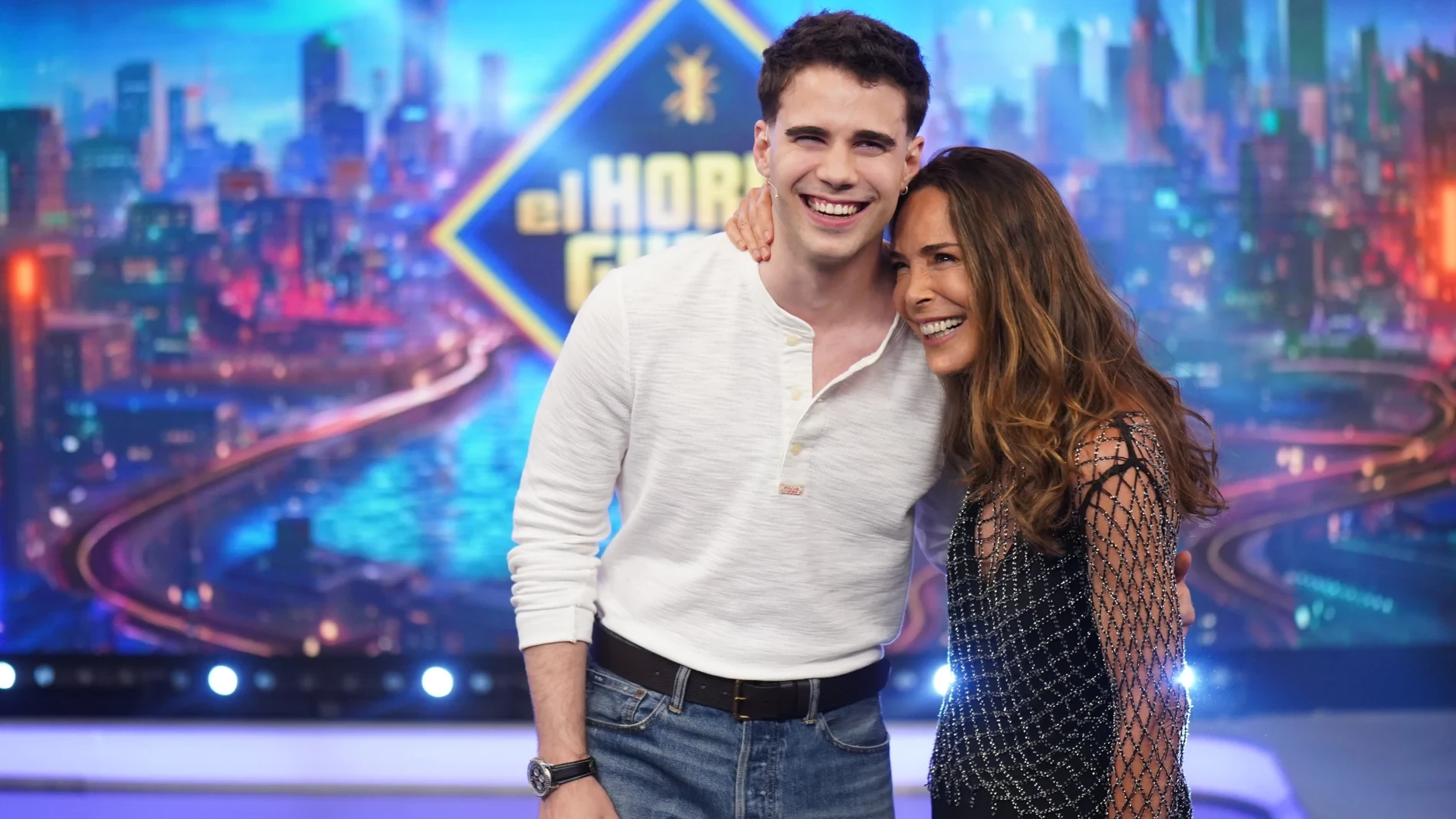 Lydia Bosch lleva a 'El Hormiguero' la combinación más inesperada del verano con vestido lencero y botas cowboy
