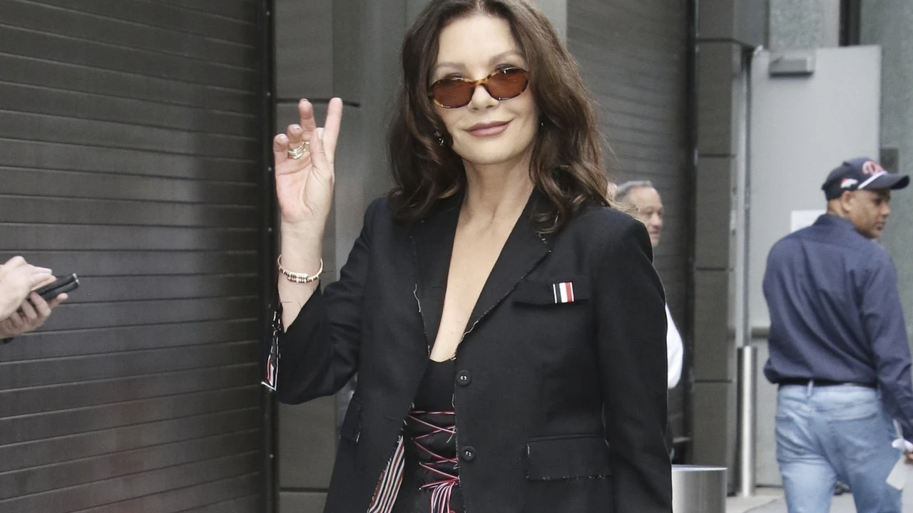 Catherine Zeta-Jones deslumbra en Nueva York con un look negro total que inspira a mujeres +55