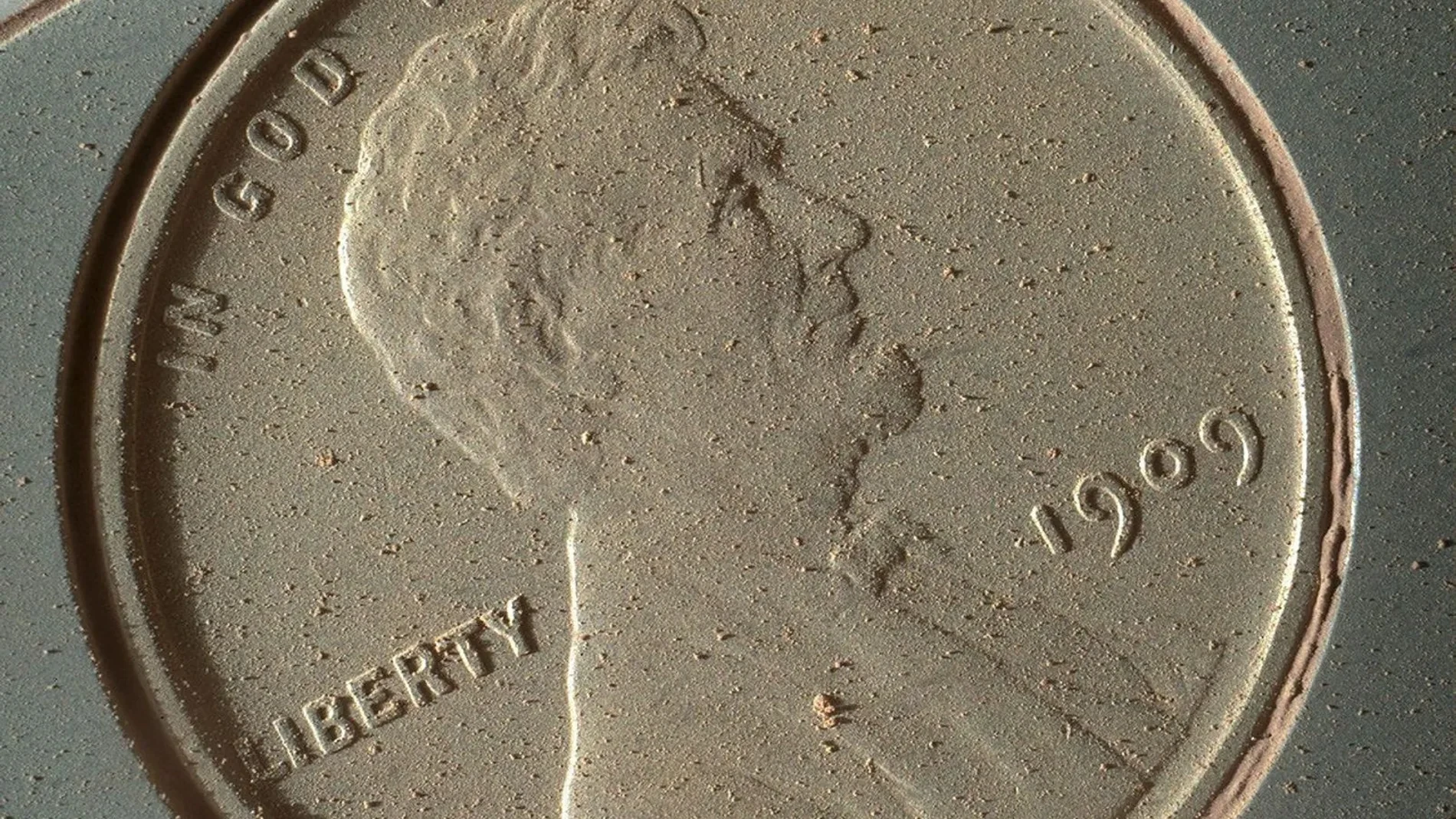 Por qué el rover Curiosity de la NASA lleva un ‘centavo de la suerte’ en Marte