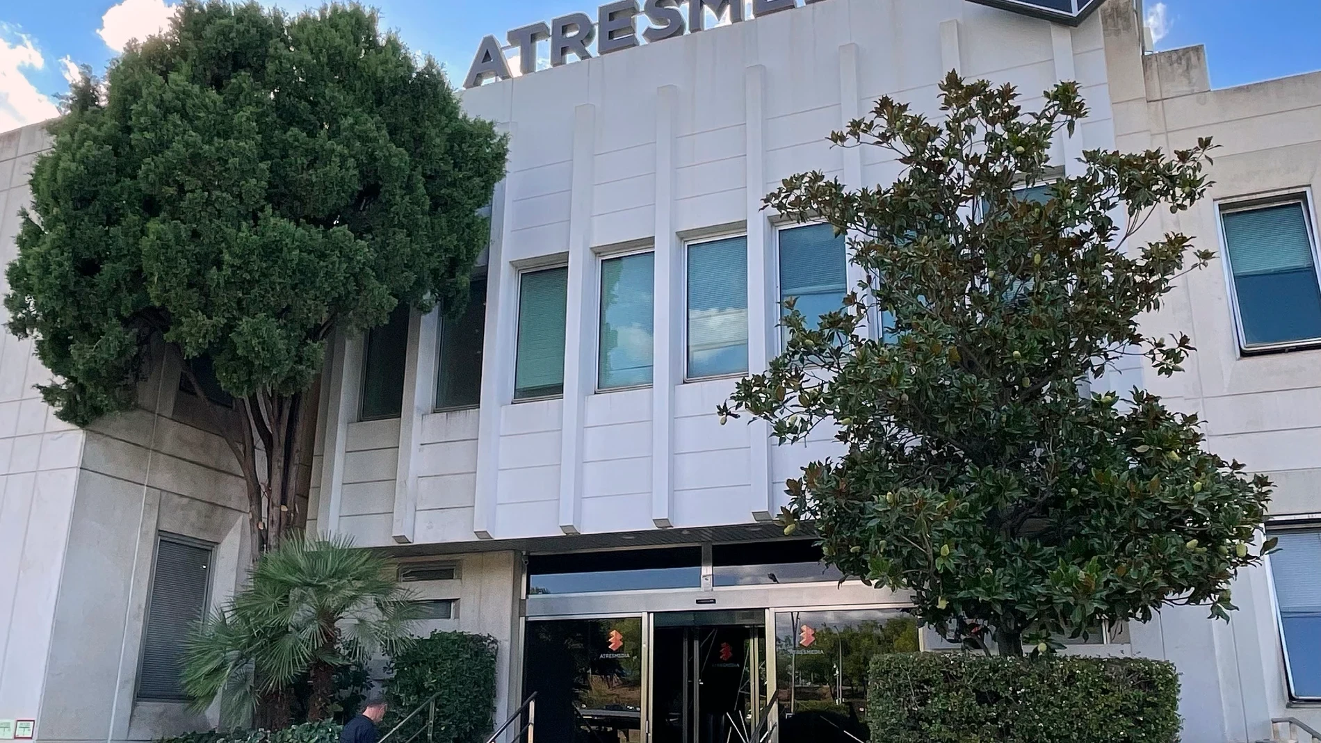 Antena 3 arrasa y es más líder en mayo
