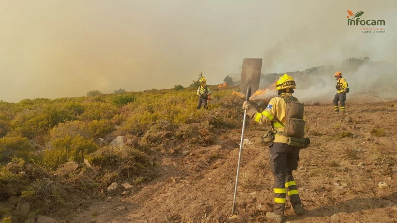 Hasta 30 medios trabajan en el fuego de Peñalba de la Sierra (Guadalajara) que afecta ya a 1.800 hectáreas