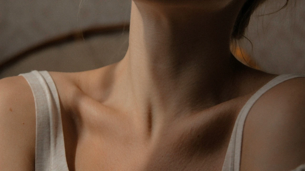 Cómo reducir la grasa bajo el mentón con hábitos, según expertos