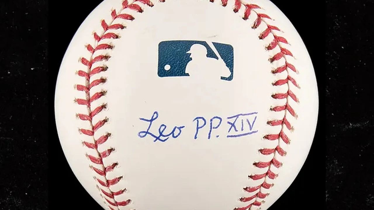 El curioso objeto firmado por el papa Leo XIV que se subasta en EE UU por miles de dólares