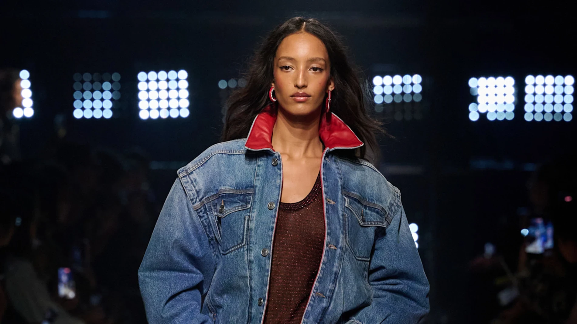 El vaquero rojo se convierte en el denim que eleva cualquier look esta primavera
