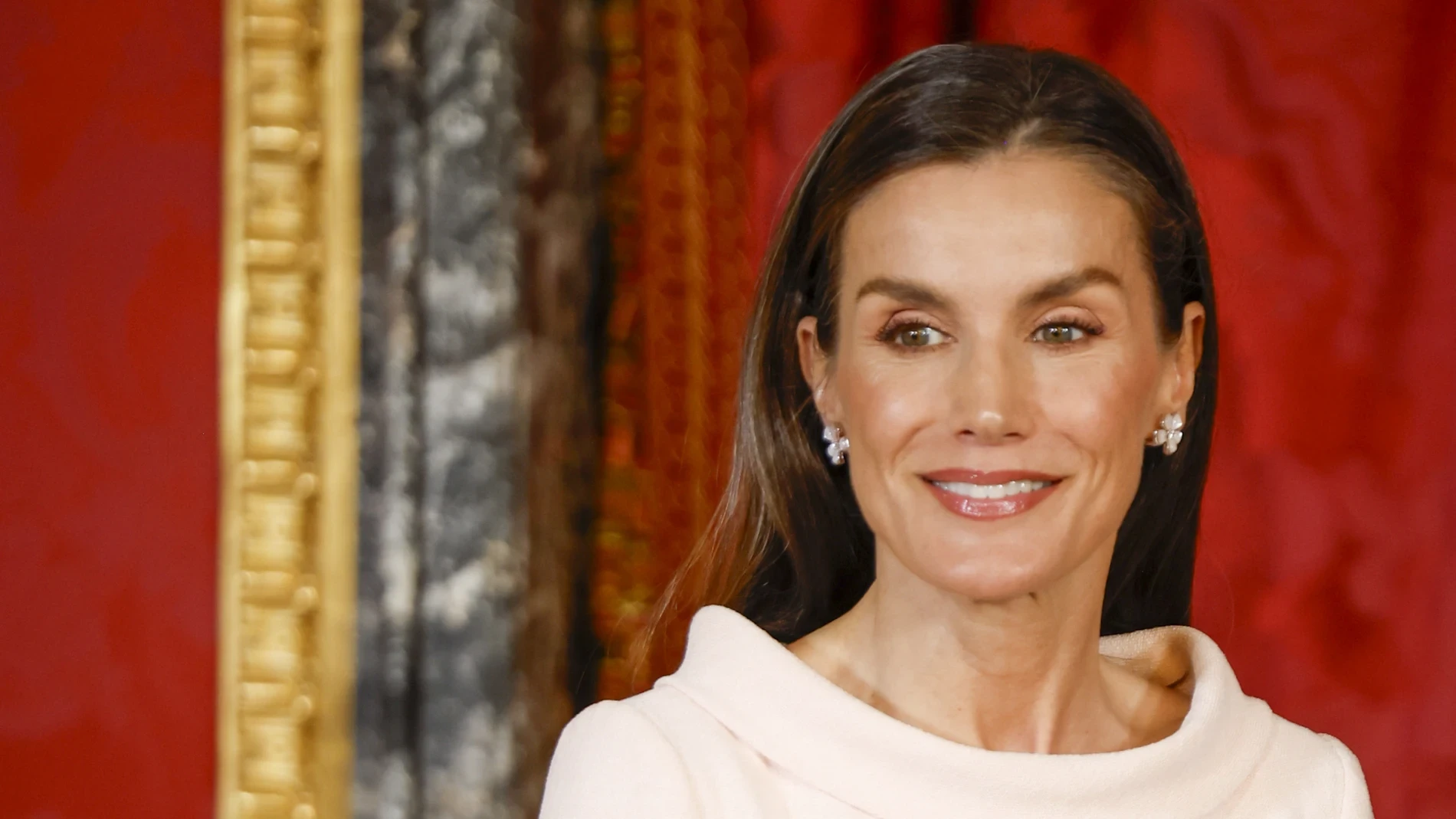 La Reina Letizia eleva el minimalismo a su máxima expresión en el Palacio Real: el vestido rosa empolvado que redefine la elegancia más Royal