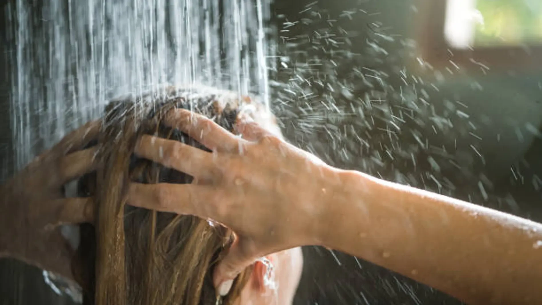 Ducha a oscuras: el hábito que podría ayudarte a conciliar mejor el sueño, según expertos