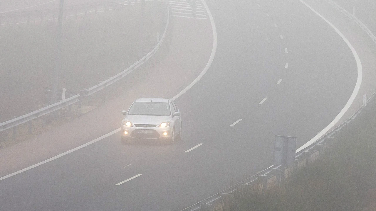 La AEMET lo confirma: el mal tiempo se desplaza pero continúa y el día arranca con un peligroso aviso por niebla