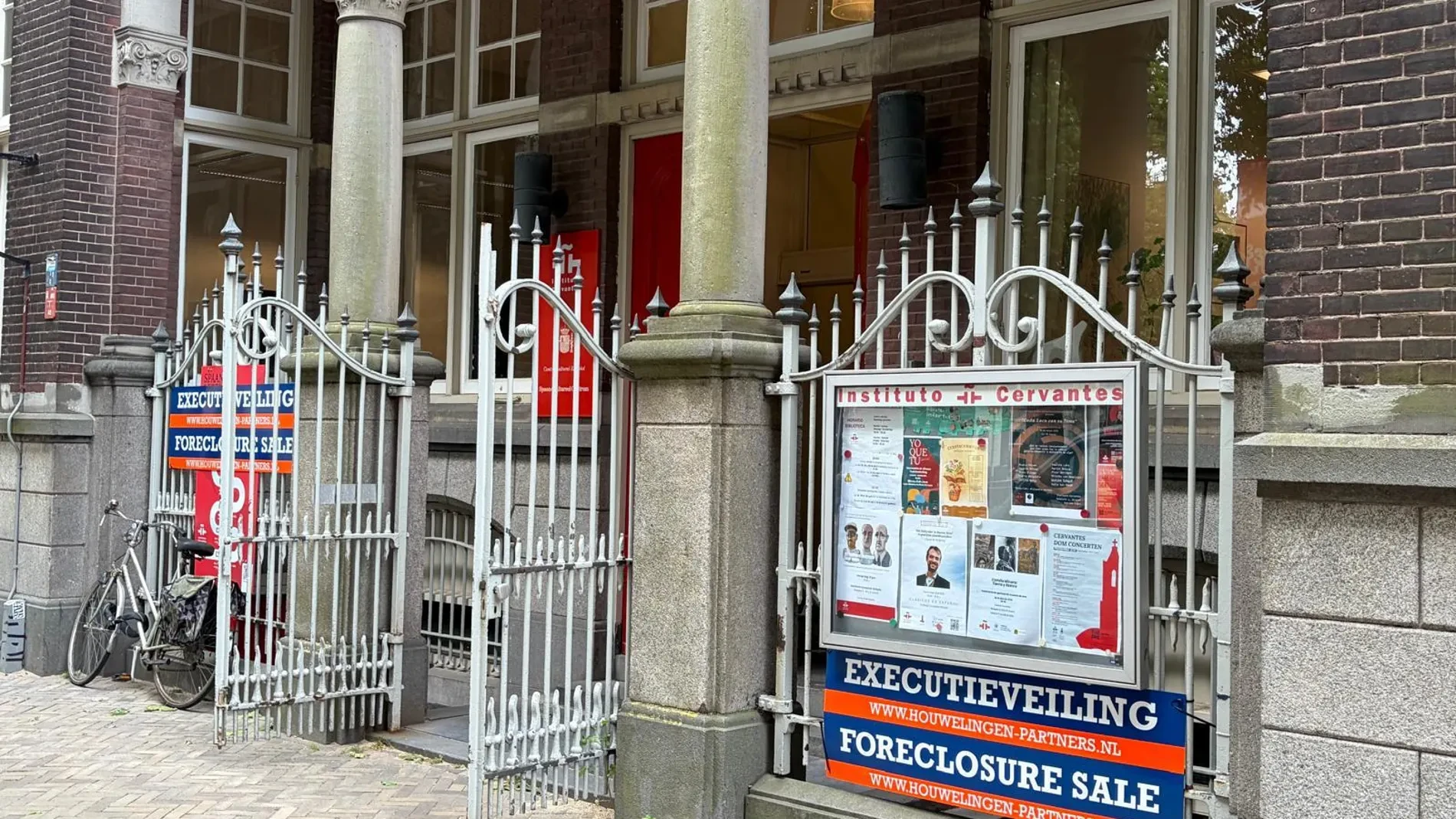 Cartel de «se vende» a las puertas del Cervantes de Utrecht por los laudos renovables