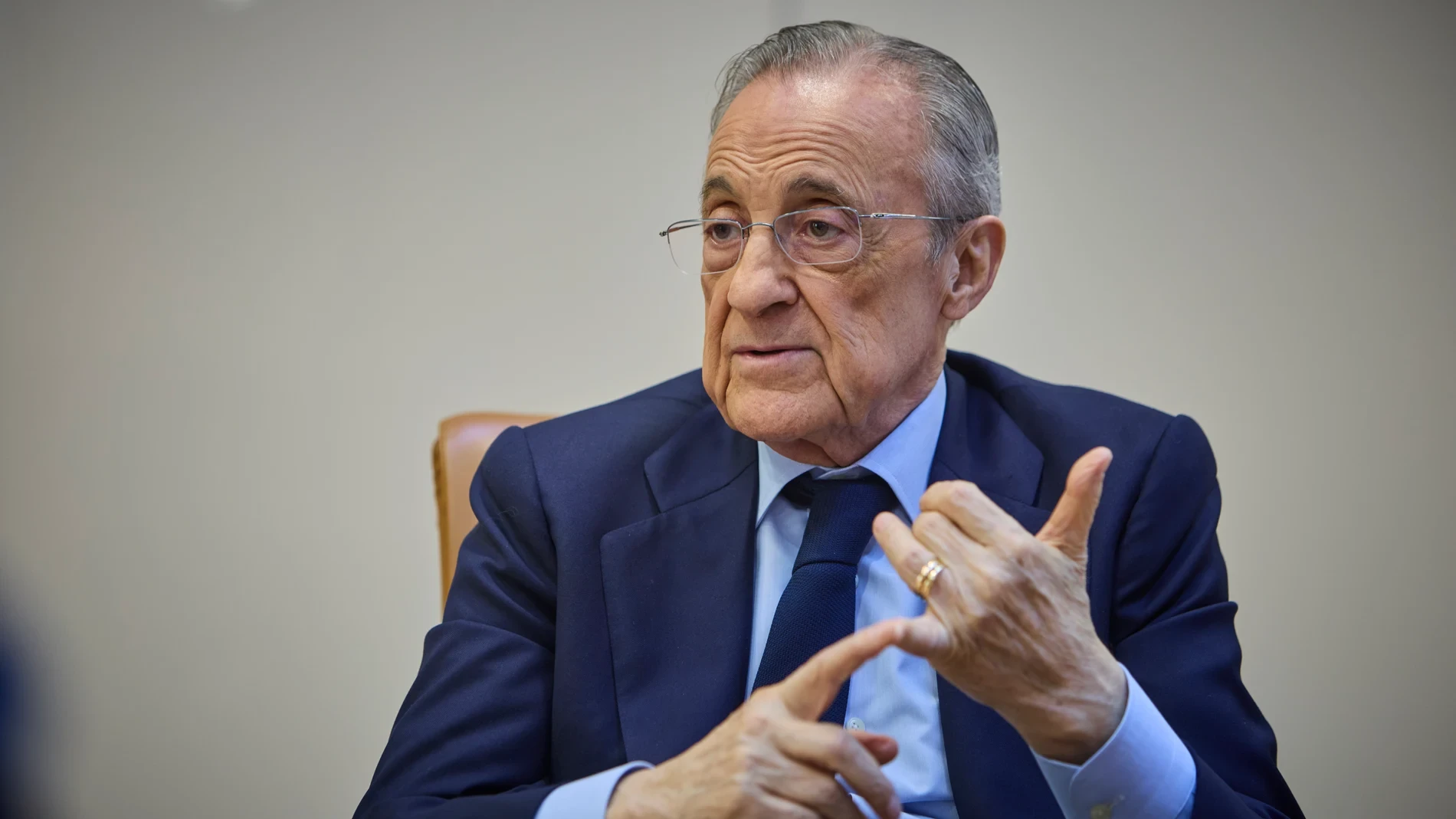 Florentino Pérez desplega otra lona y una palabra ilusiona a los madridistas