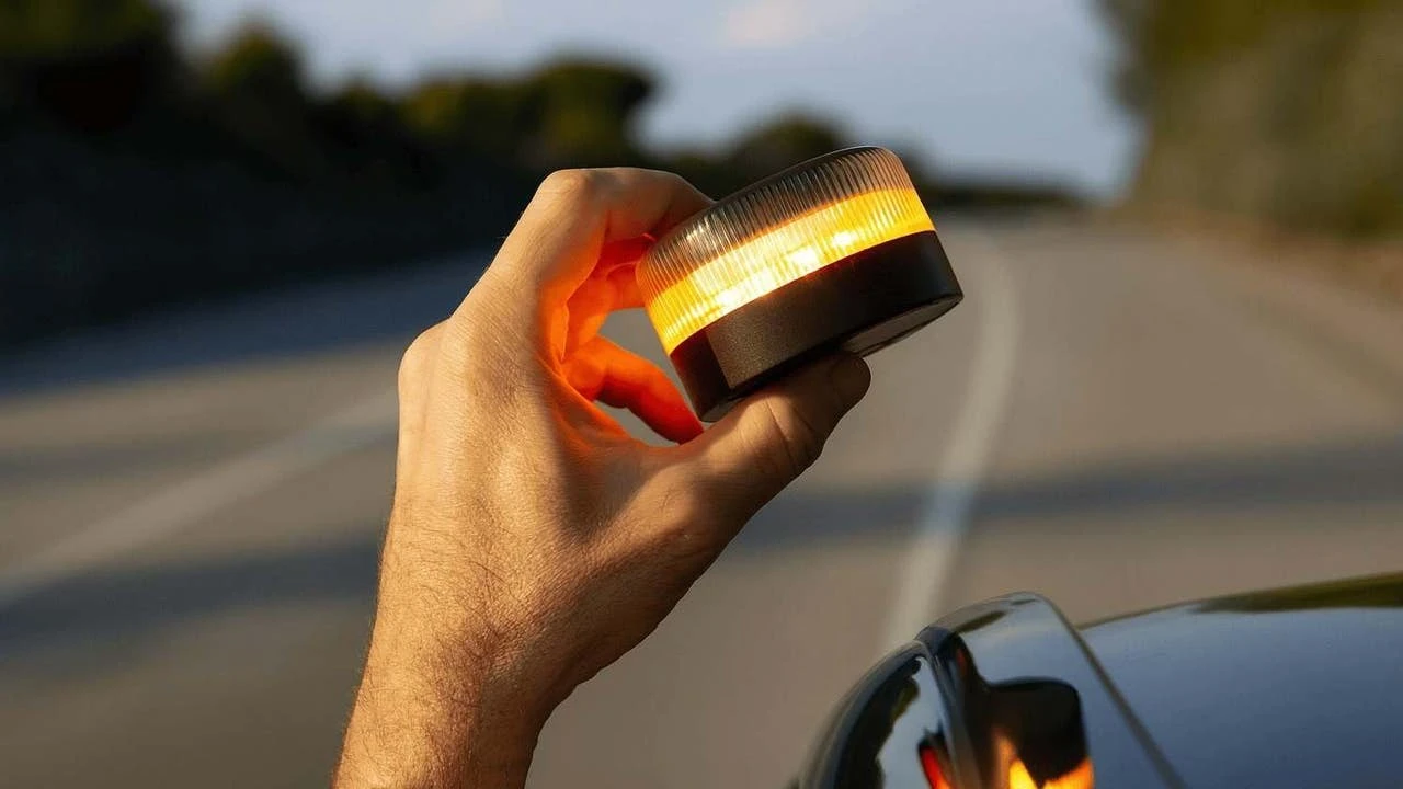 Esta es la baliza V16 más barata y cumple todo lo que pide la DGT: se está agotando