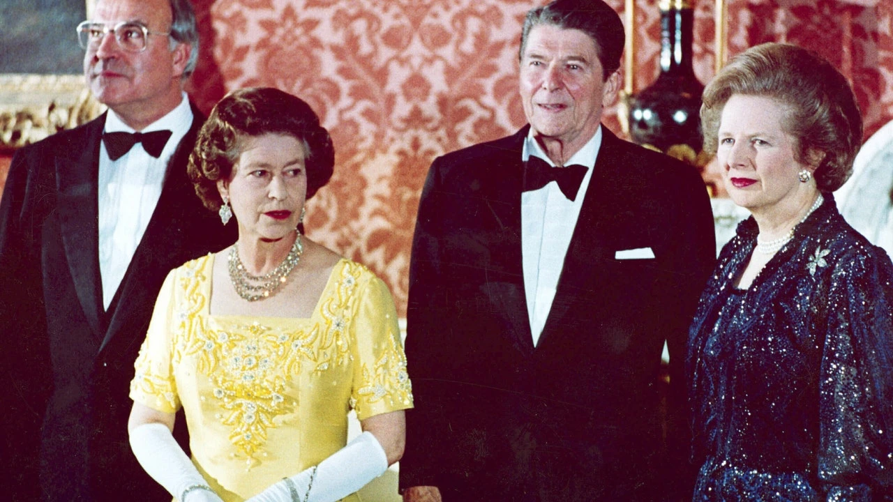 El día que Isabel II fregó los platos y Margaret Thatcher los secó