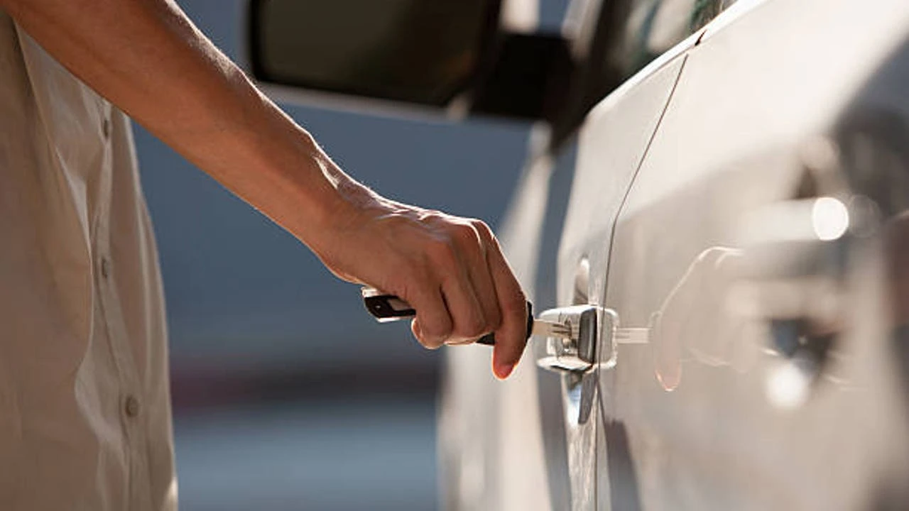 Un visitante inesperado roba las llaves de un turista en China y desata una operación de rescate comunitaria