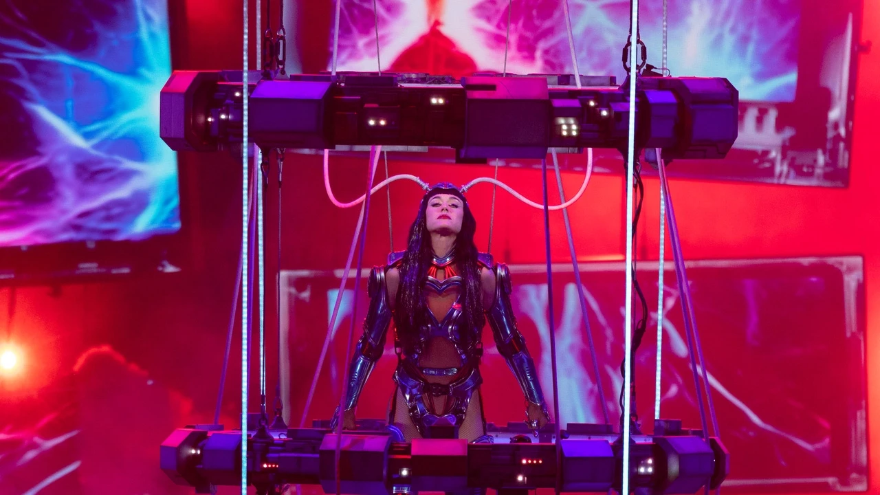 Katy Perry monta una gincana pop futurista en el Palau Sant Jordi