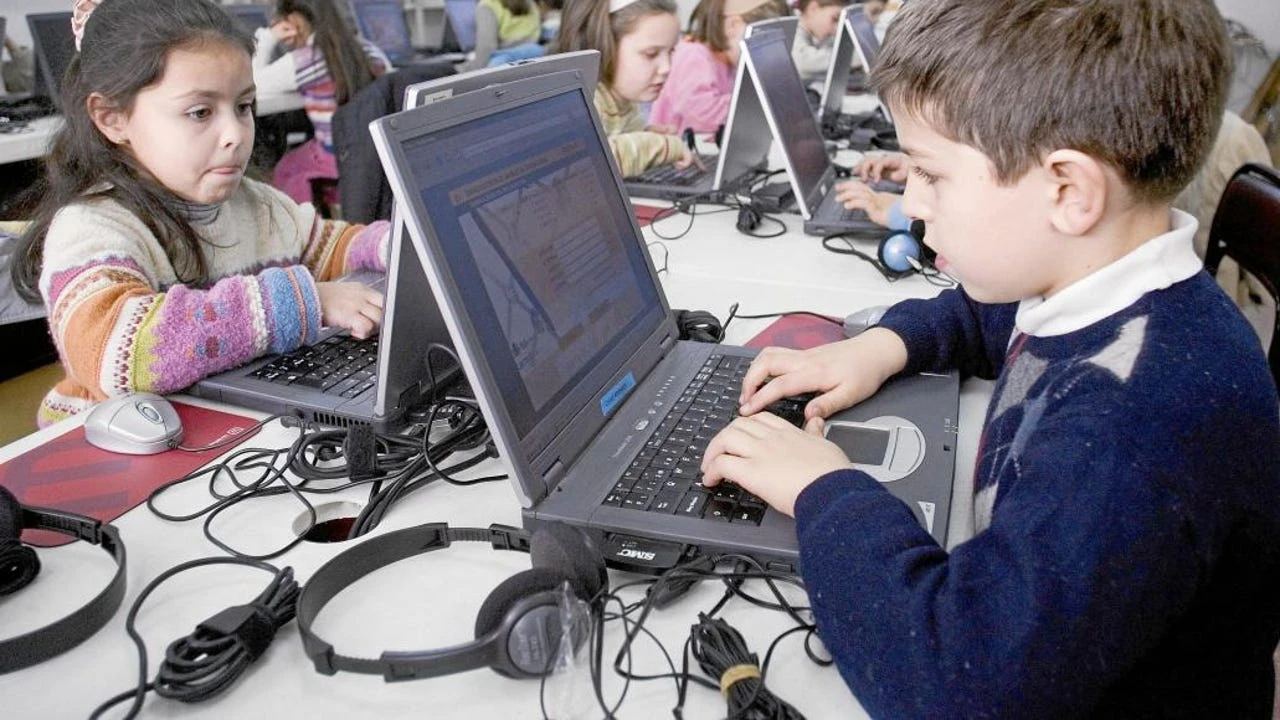 Un estudio revela que la IA puede sumar hasta dos años de aprendizaje o fomentar la 