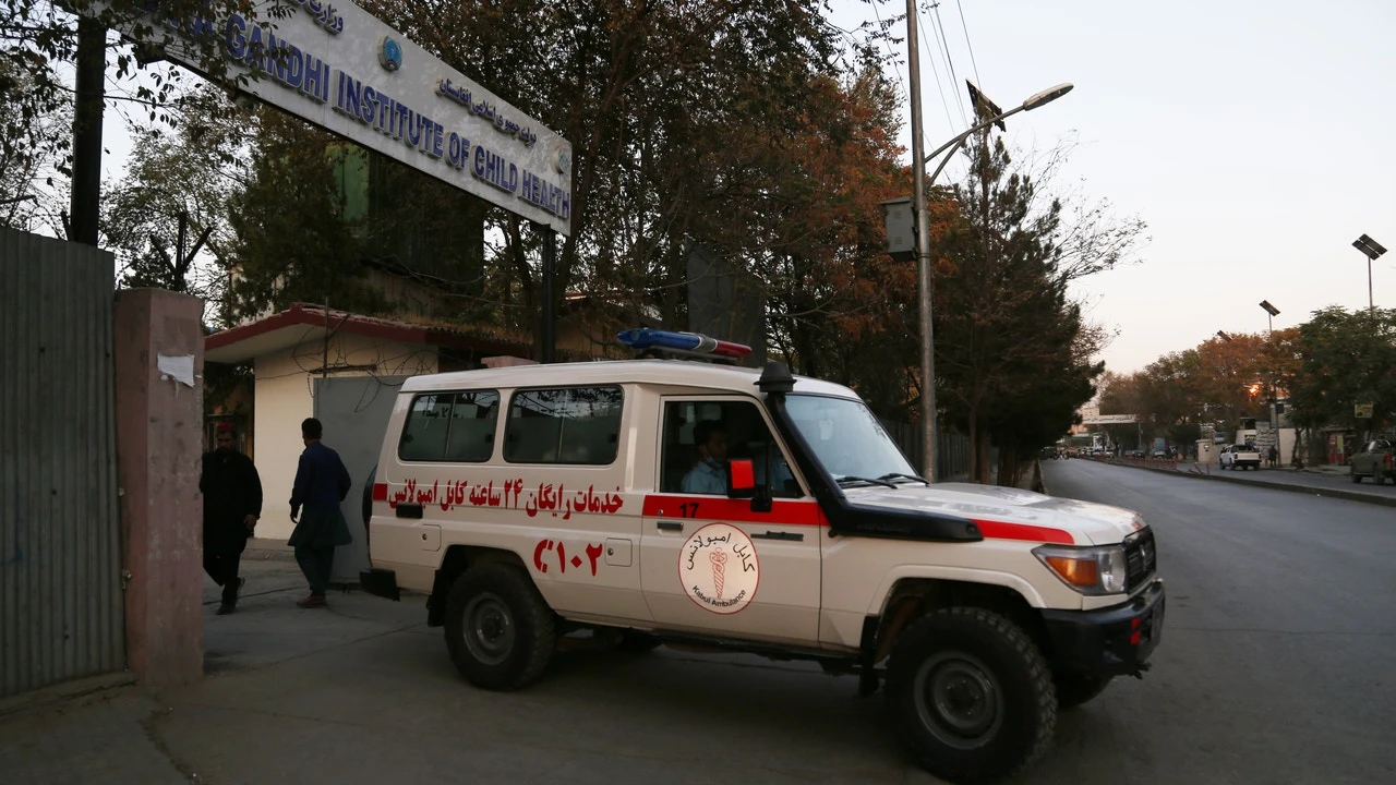 Afganistán convoca al embajador pakistaní tras ataques aéreos que dejan civiles muertos en la frontera