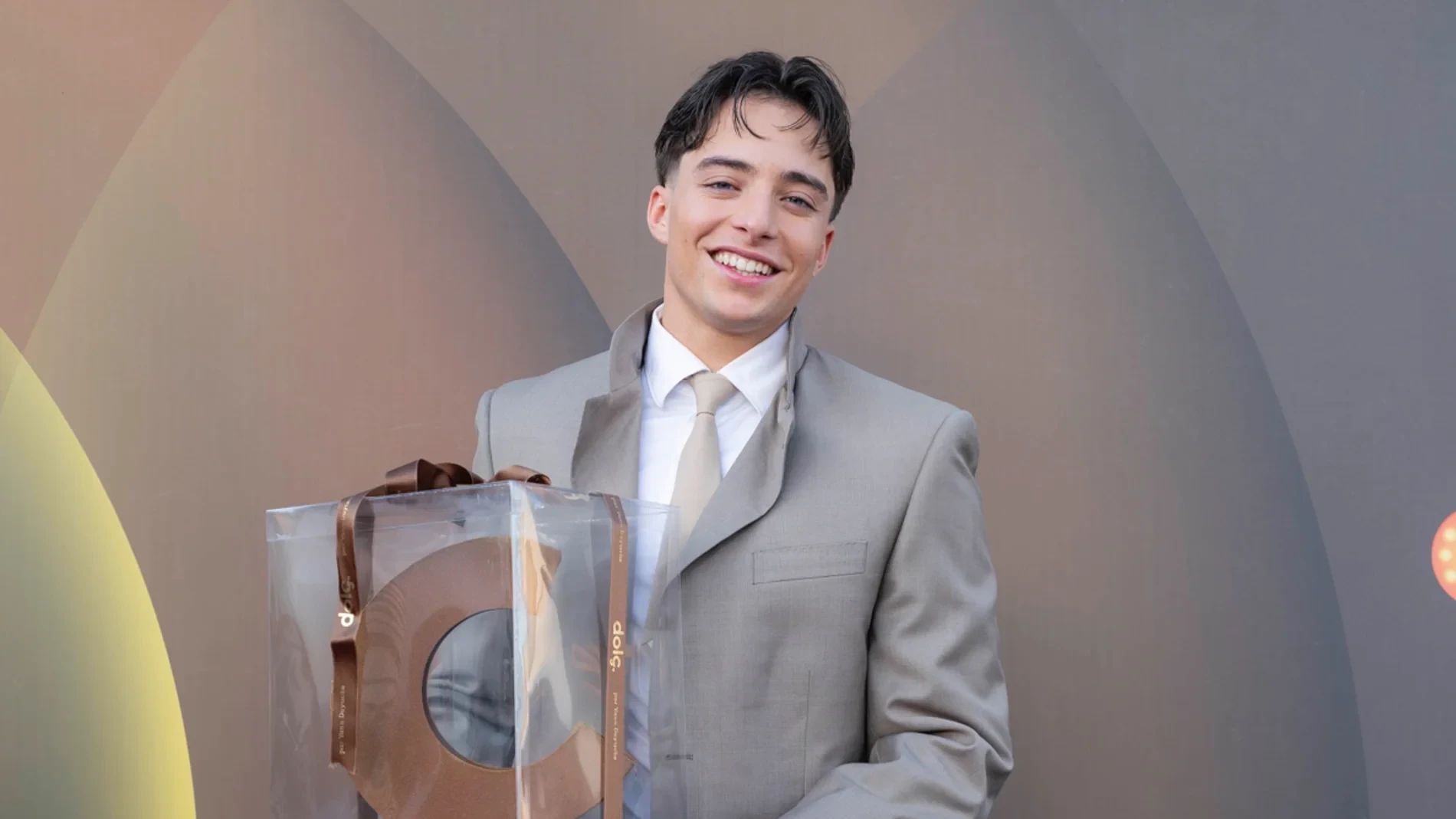 El cantante Izan Llunas emociona al recoger el Premio Continuará: 
