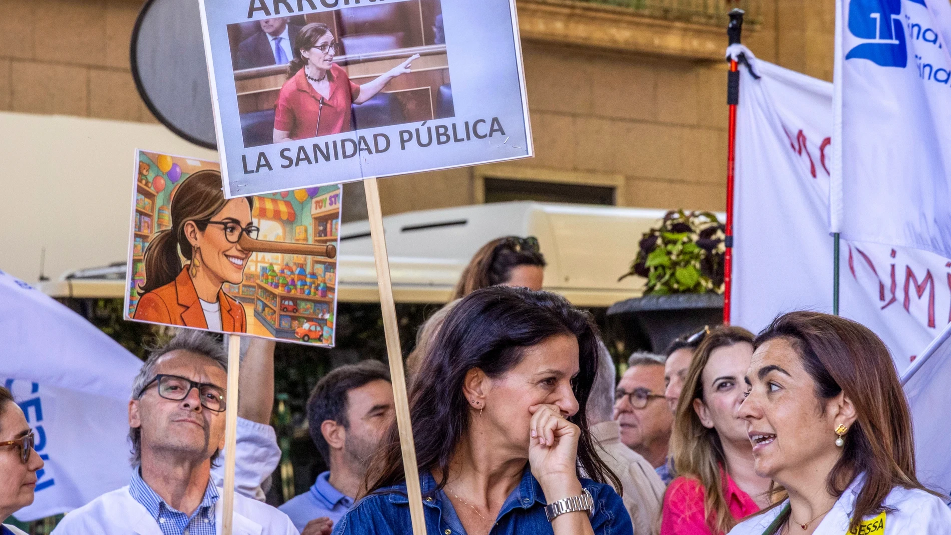 Los MIR se sublevan contra Mónica García tras la aprobación del Estatuto Marco