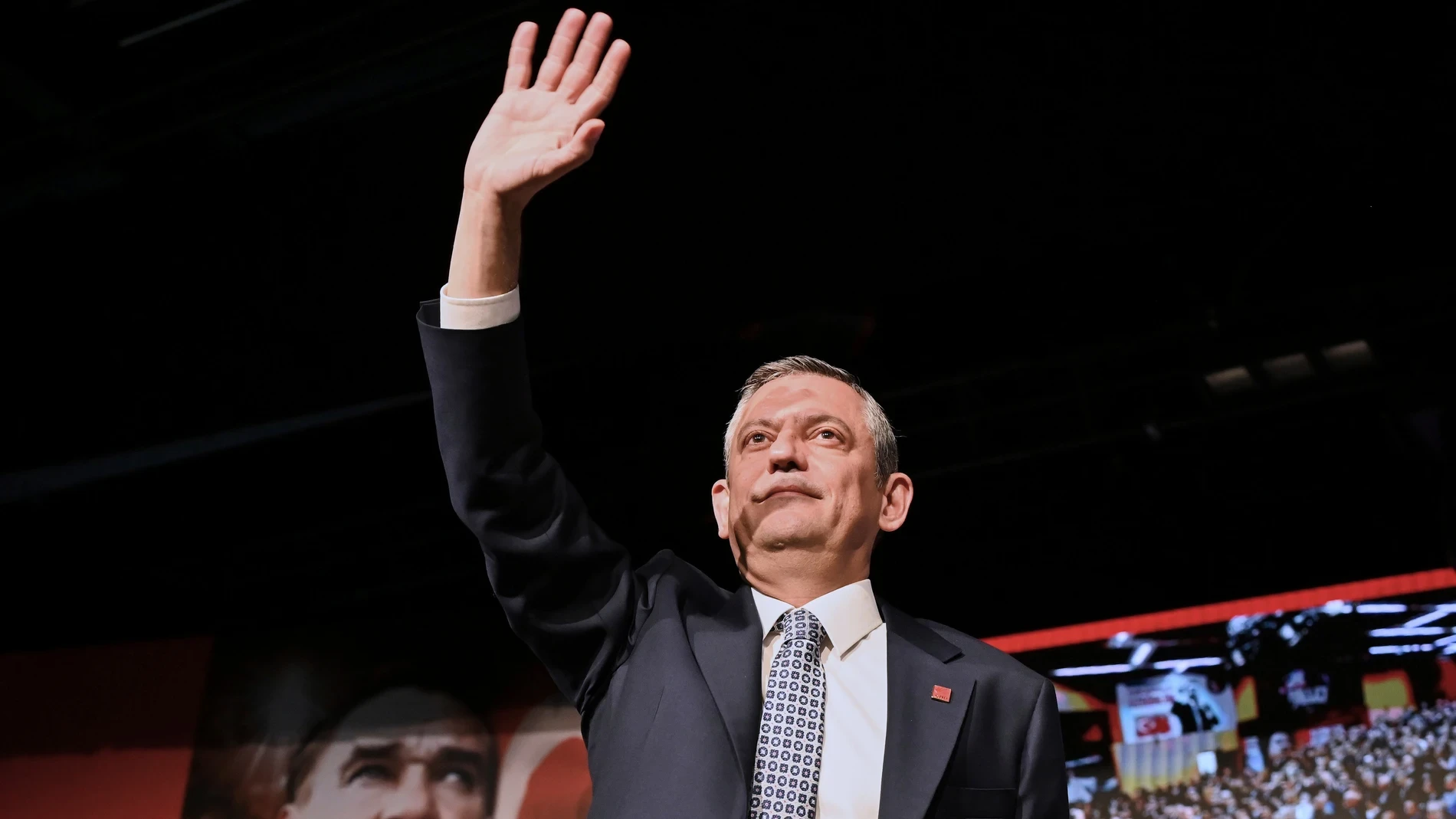 Un tribunal turco falla a favor de destituir al líder del principal partido de la oposición