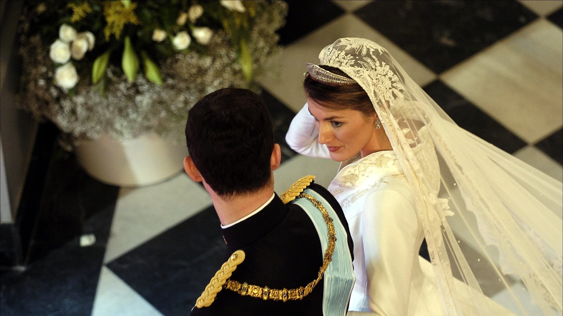 Jesús Reyes analiza el vestido de novia de la Reina Letizia 22 años después: 