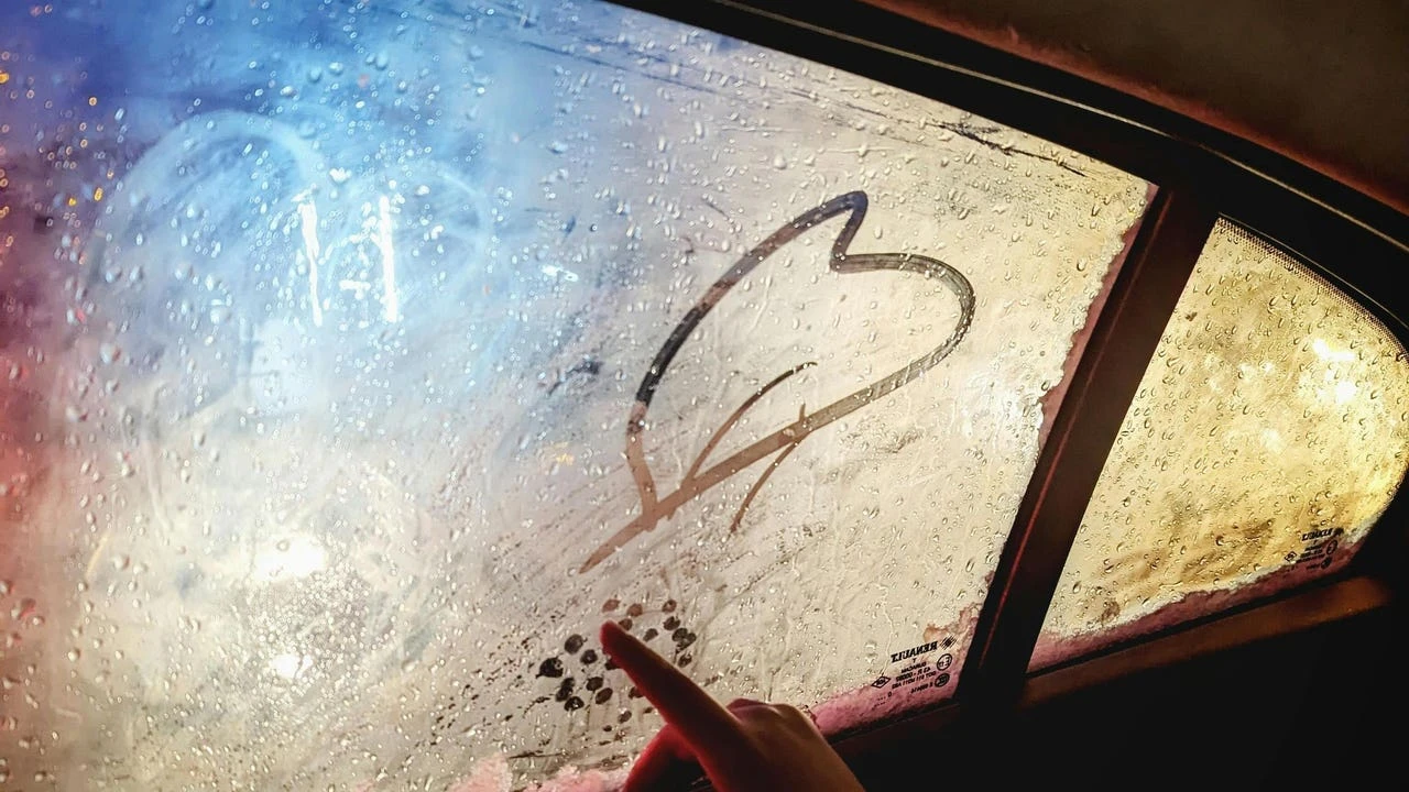 Cómo desempañar los cristales del coche sin aire acondicionado: trucos fáciles y rápidos