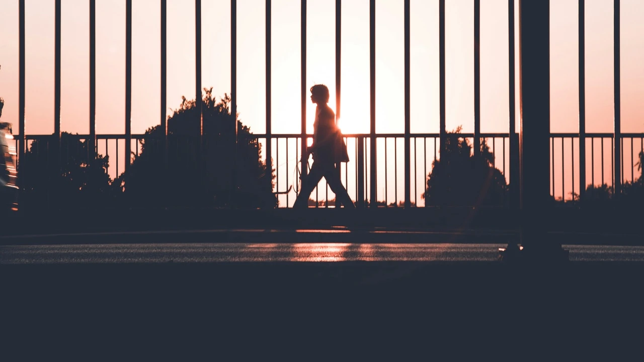 ¿Qué significa caminar con las manos detrás de la espalda, según la psicología?