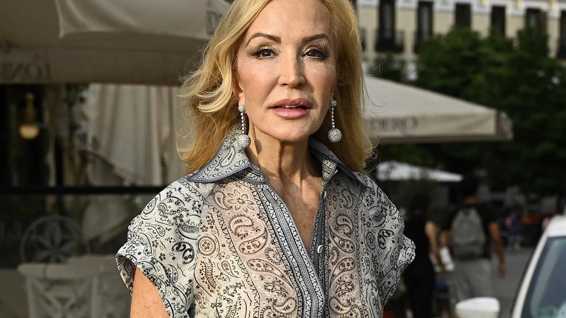 Carmen Lomana confirma el uniforme más elegante de entretiempo: chaqueta de piel, perlas infinitas y pantalón blanco impecable