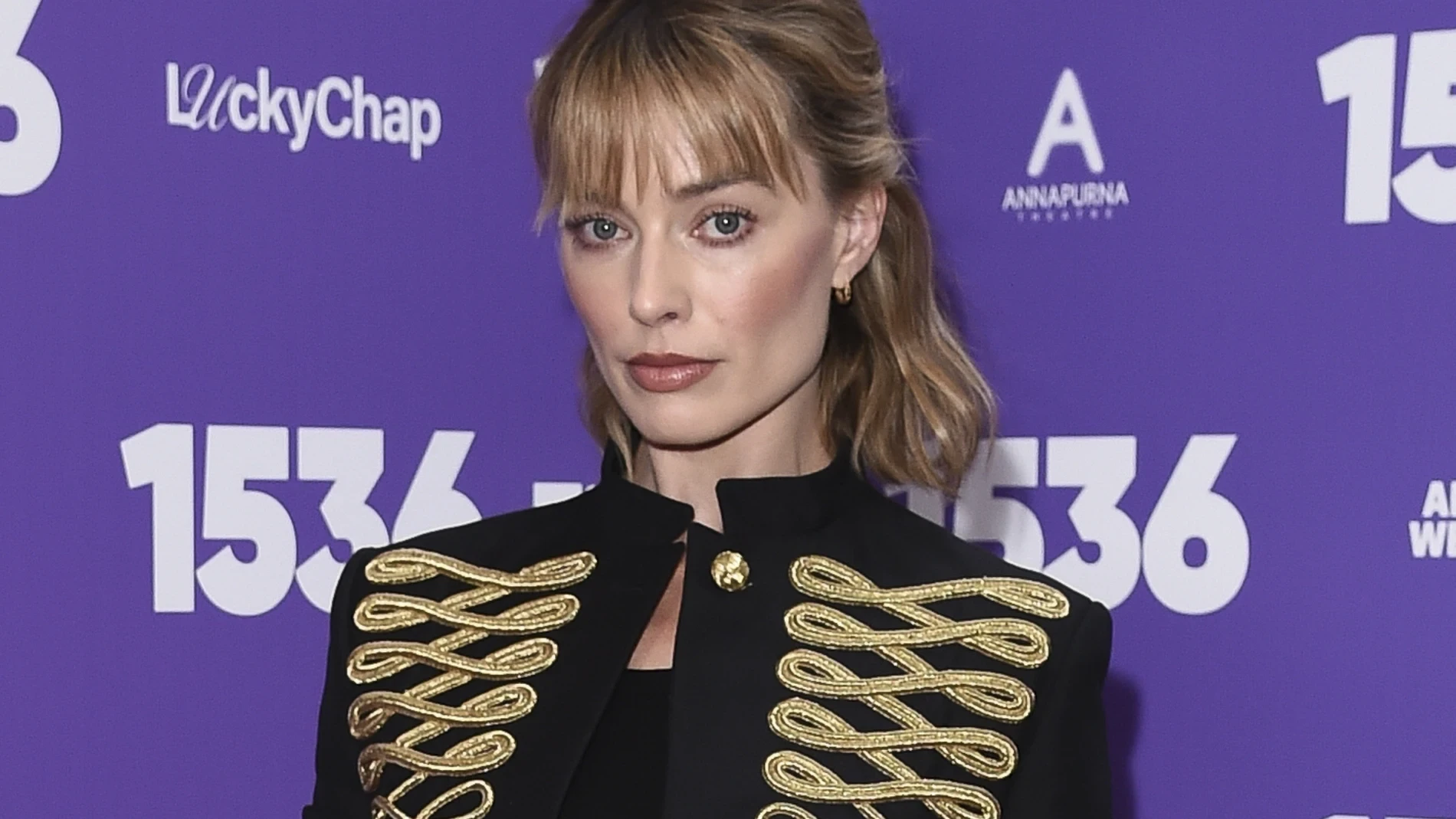 Margot Robbie confirma que la chaqueta napoleónica ya es la obsesión de moda de esta primavera con un look de Alexander McQueen