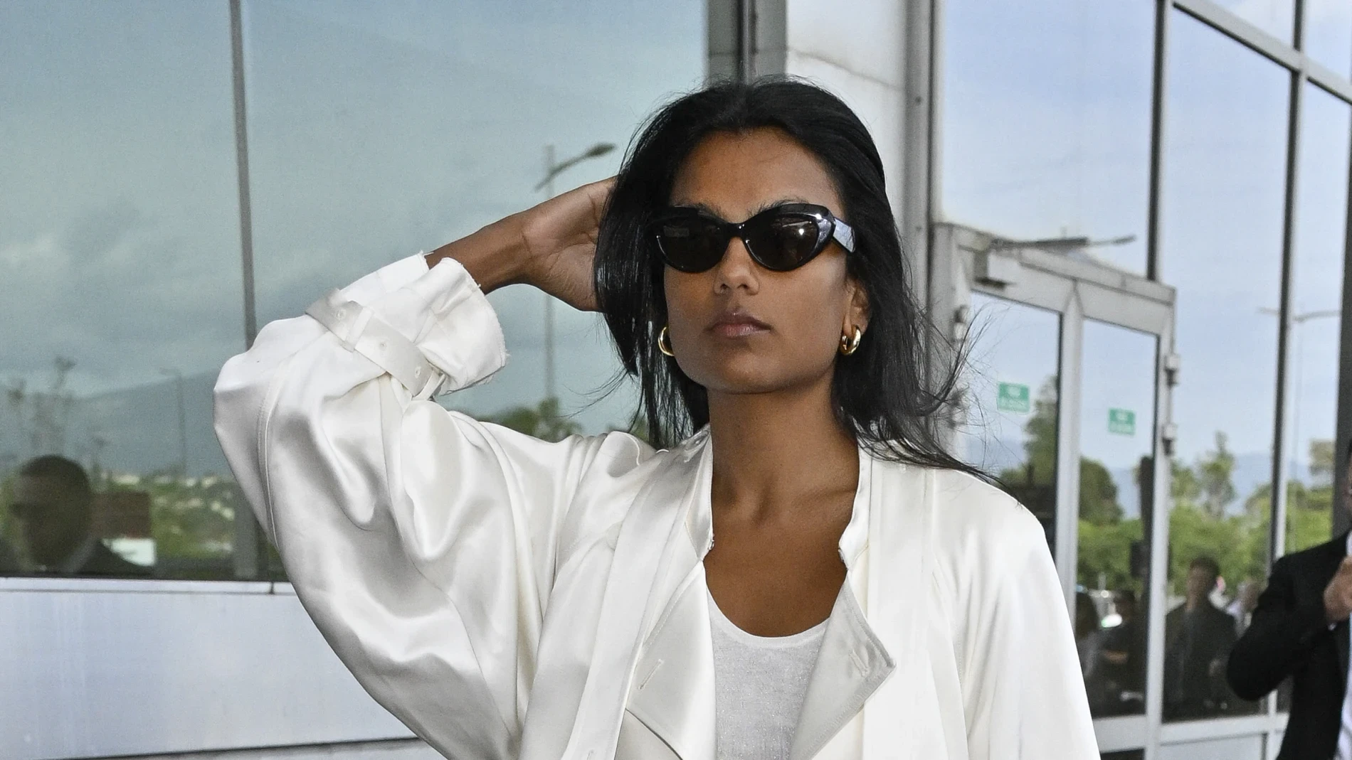 En Cannes no solo triunfan las alfombras rojas: Simone Ashley confirma que los looks de aeropuerto también son pura inspiración de moda