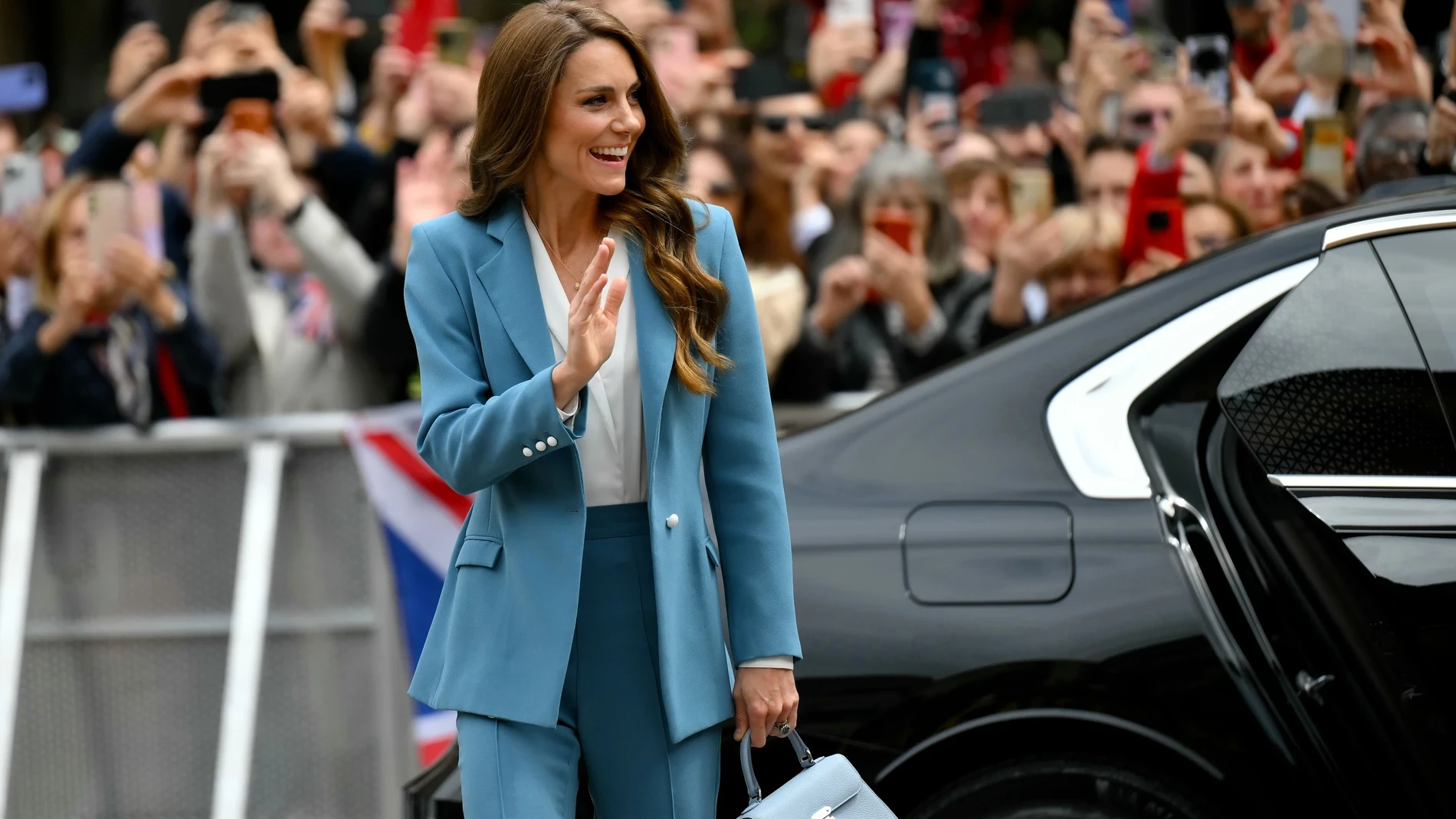 Kate Middleton conquista Italia: del traje azul cielo más elegante de la primavera al multitudinario recibimiento en su regreso a los viajes internacionales en solitario