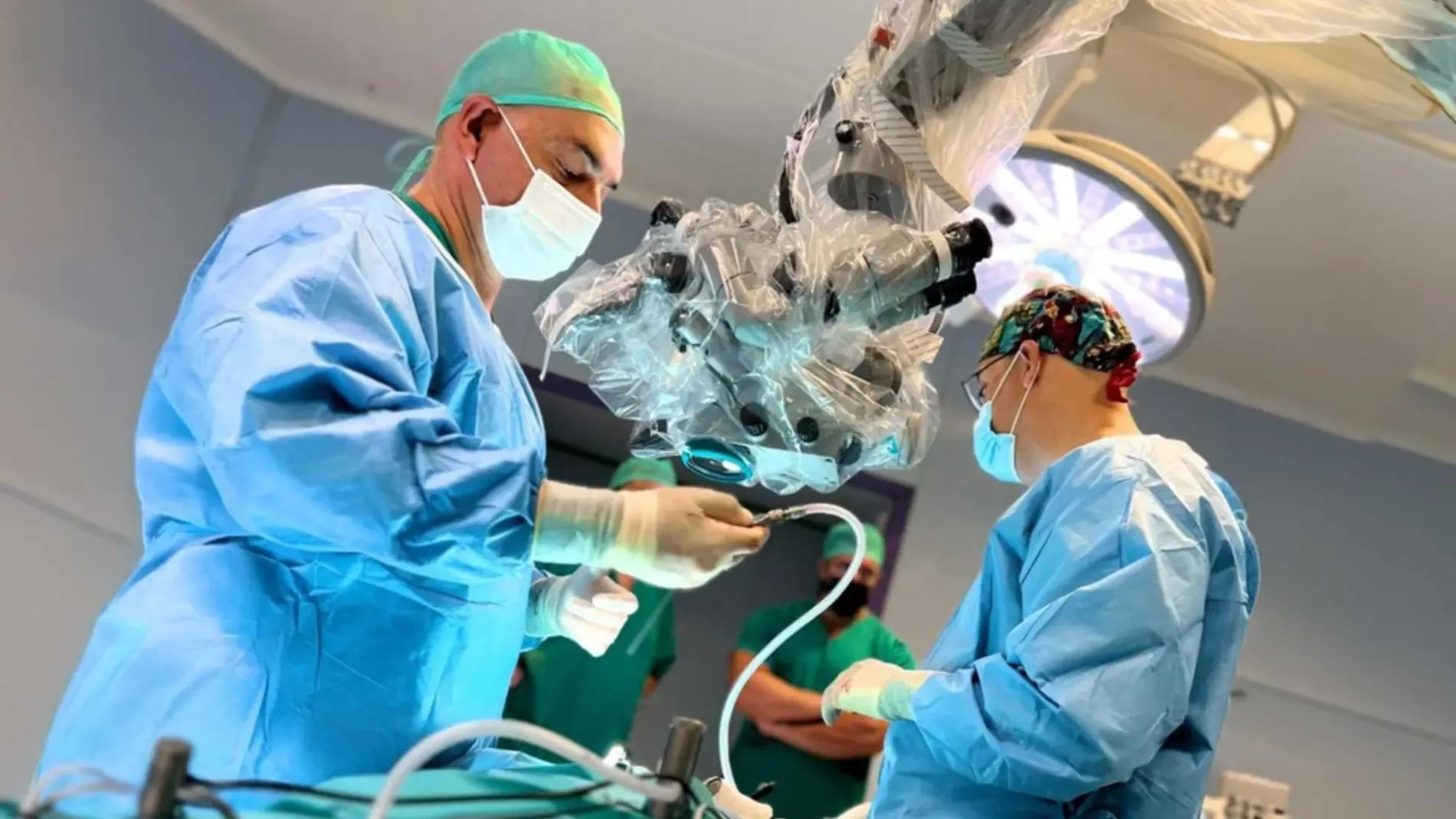 Cuándo una hernia discal necesita cirugía: la explicación de un neurocirujano especialista en columna