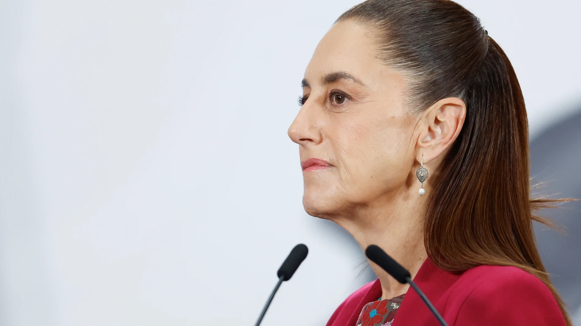 Esos cadáveres tan molestos que doña Claudia no ve