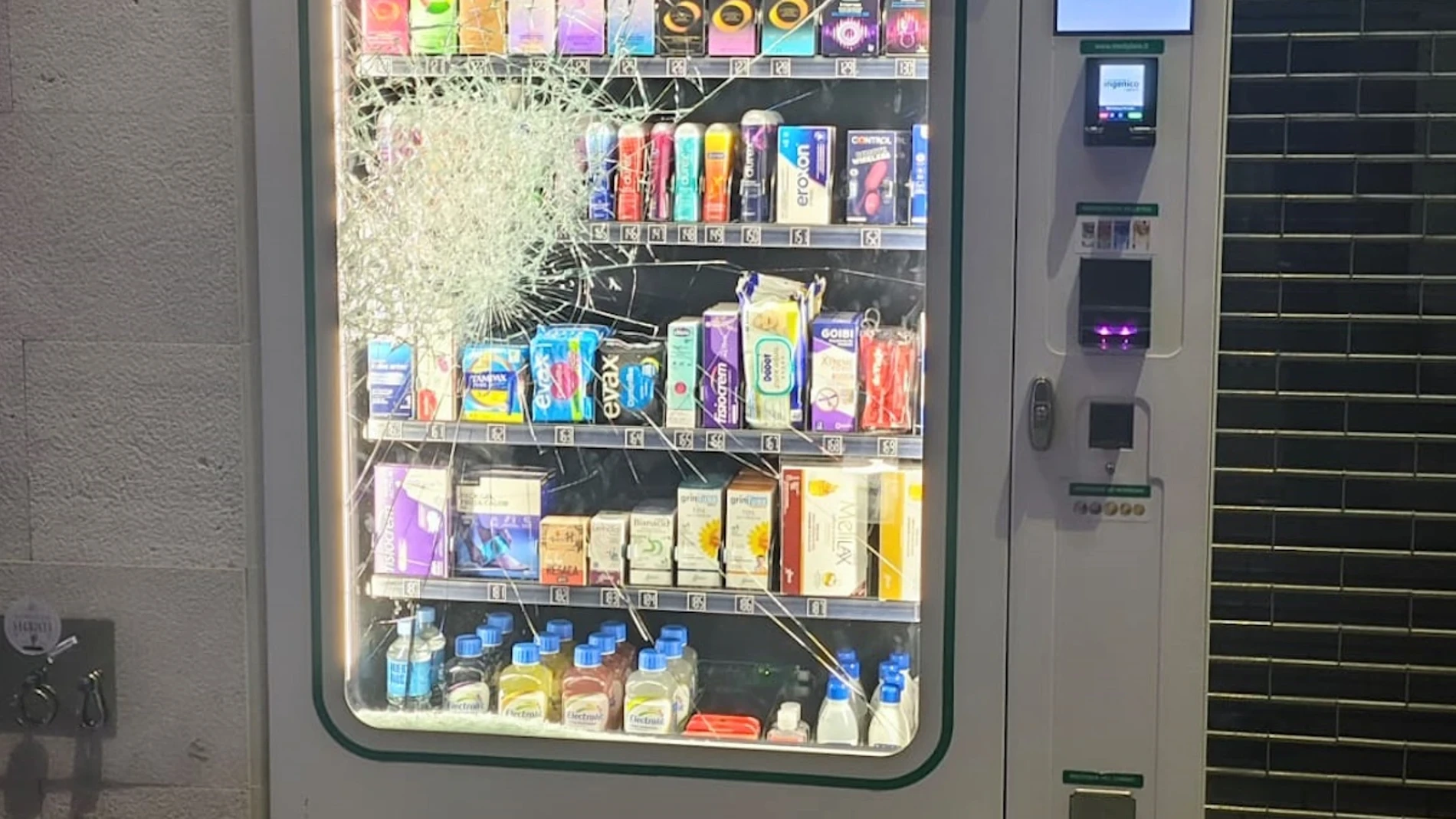 Detienen a un sintecho por romper una máquina expendedora de una farmacia porque quería entrar en prisión