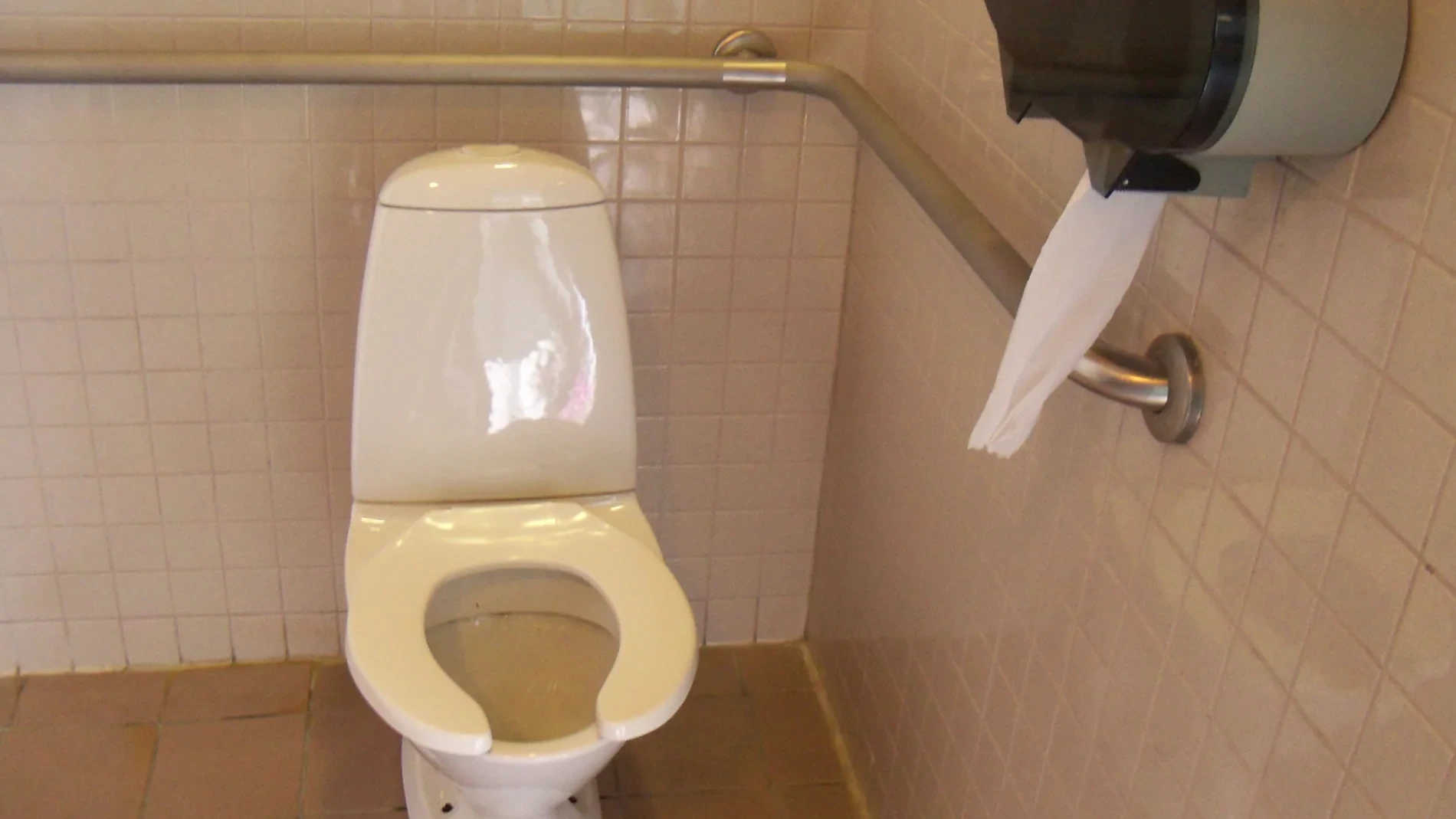 ¿Por qué los inodoros de los aeropuertos tienen el asiento abierto por delante? La explicación no tiene nada que ver con el diseño