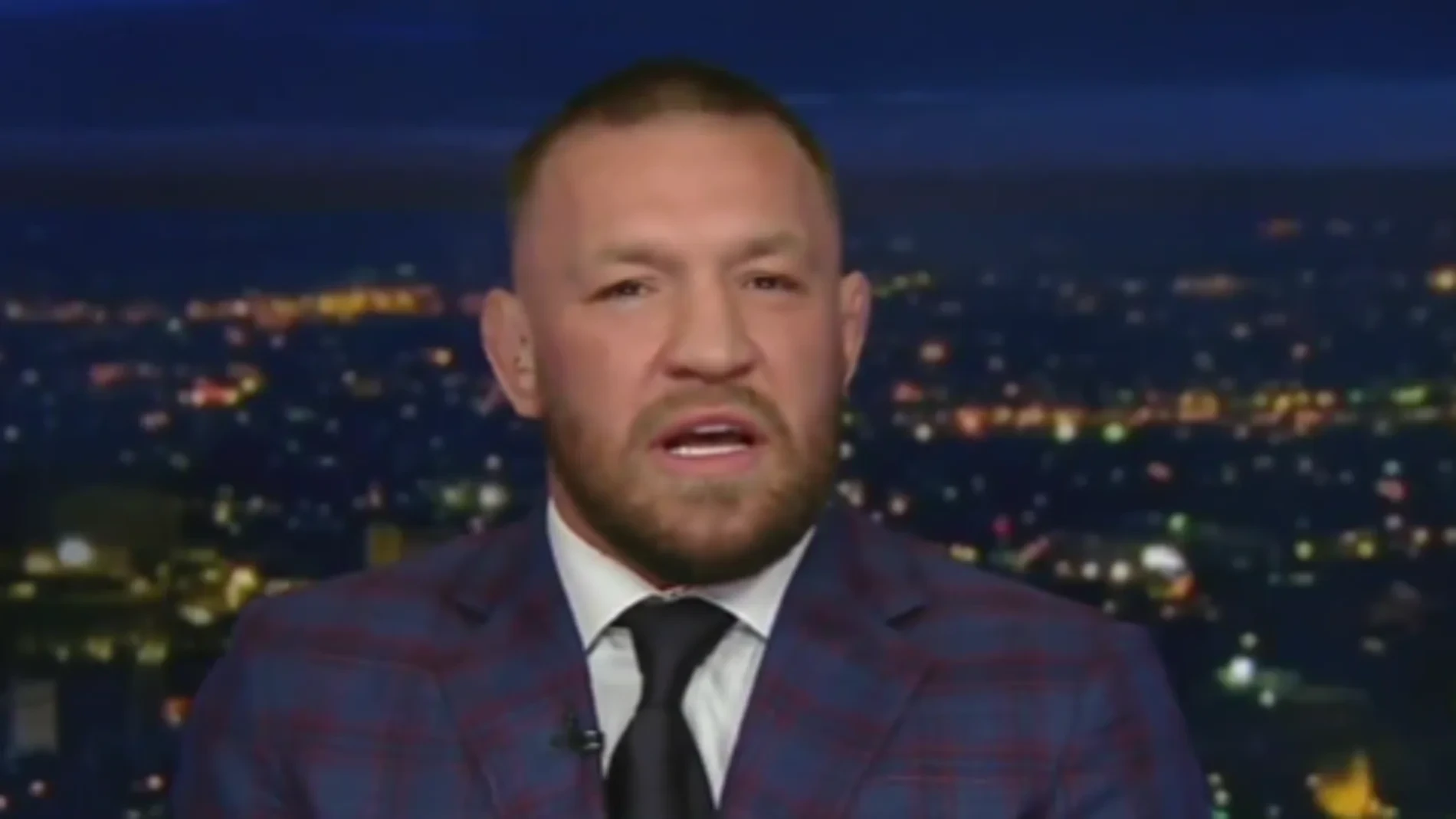El polémico McGregor reaparece públicamente para intentar volver a pelear