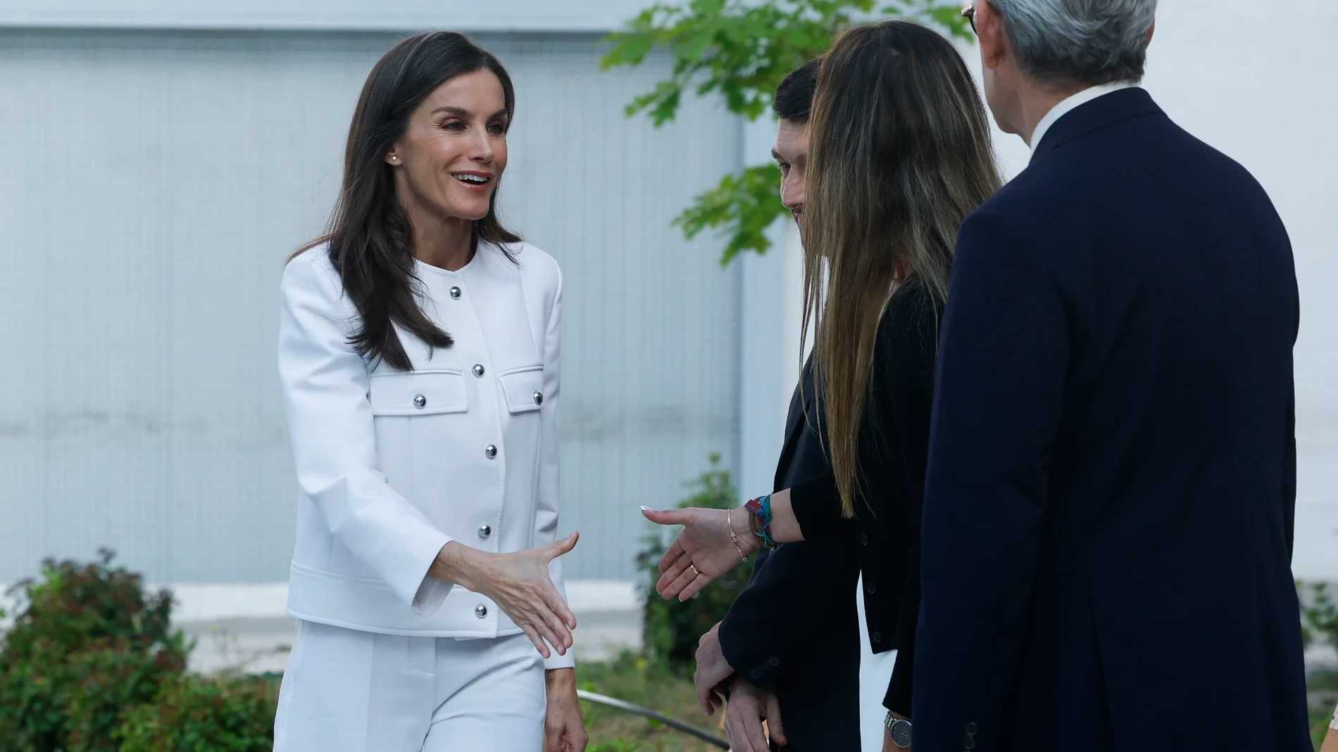 Las merceditas bicolor de Sézane de la Reina Letizia vuelven a escena (y elevan su conjunto blanco de Mango)