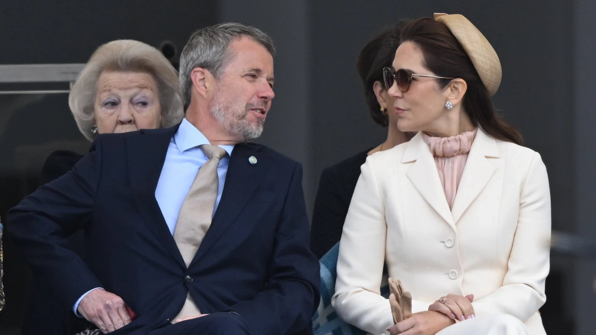 Mary de Dinamarca y Magdalena de Suecia firman el primer duelo de estilo en el cumpleaños de Carlos Gustavo: tocados arquitectónicos y alta costura para abrir la jornada