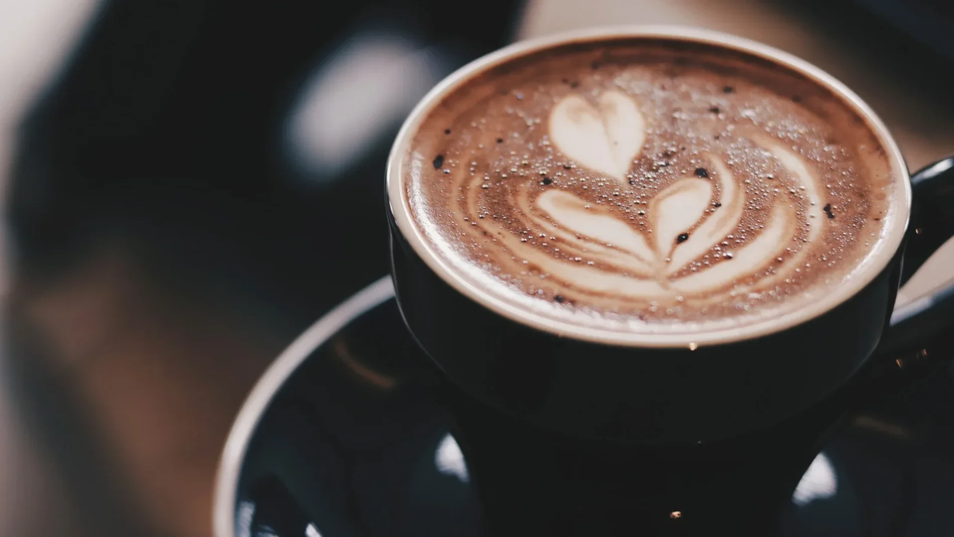 Por qué se debe mezclar café con canela: un cardiólogo explica para qué sirve y todos sus beneficios