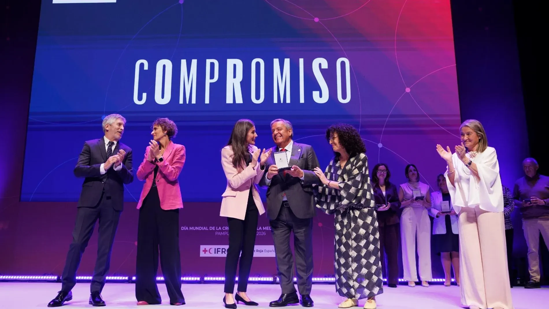 El Dr. Julio Ancochea recoge la Medalla de Oro de la Cruz Roja de manos de la Reina Letizia