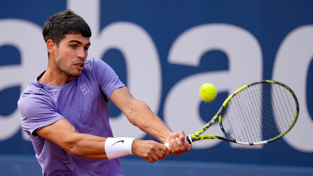 Alcaraz aplasta a Fils y vuela hacia su tercera final seguida en el Godó: Rune será su rival
