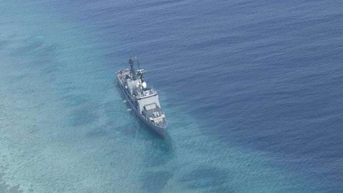 Un buque de la Armada vigila la travesía de un submarino ruso en el Mediterráneo