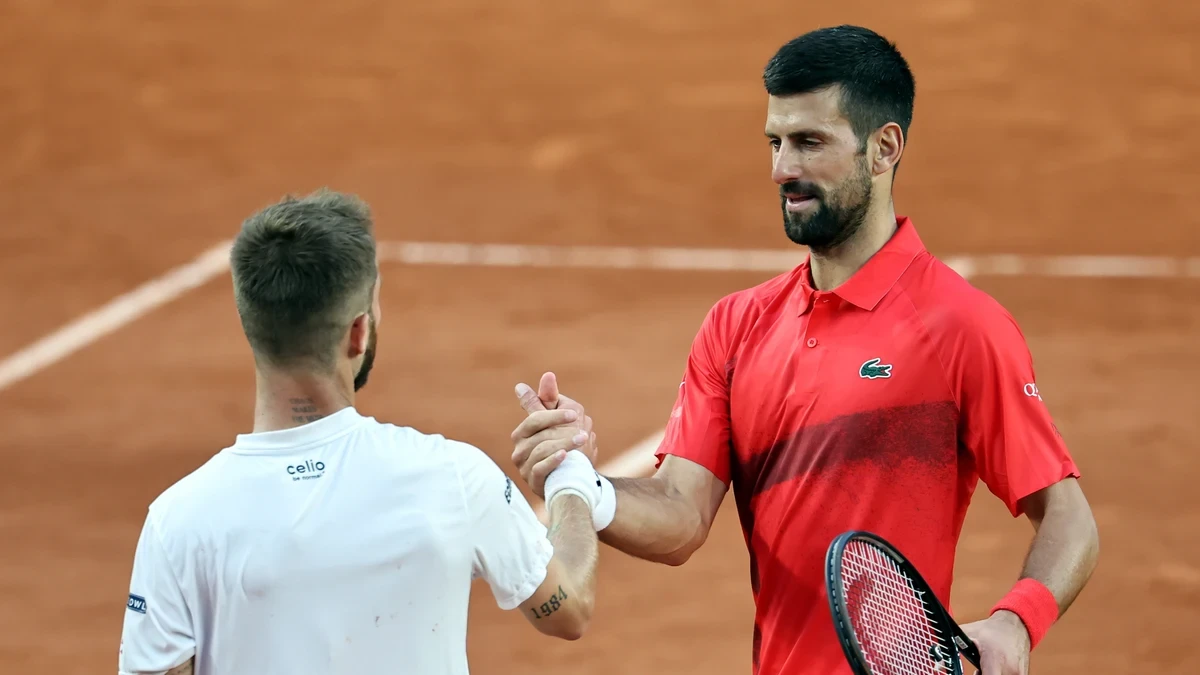 Novak Djokovic supera a Moutet en tres sets y ya está en tercera ronda de Roland Garros