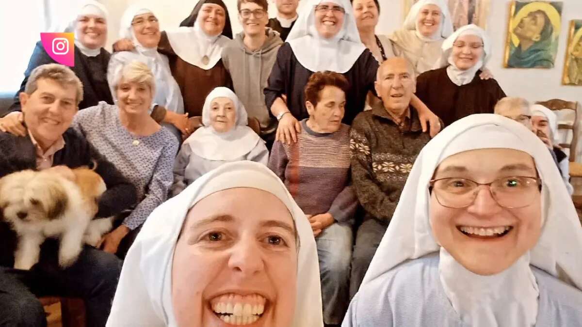 El nuevo negocio de las monjas de Belorado: venta de casullas por internet por más de 200 euros