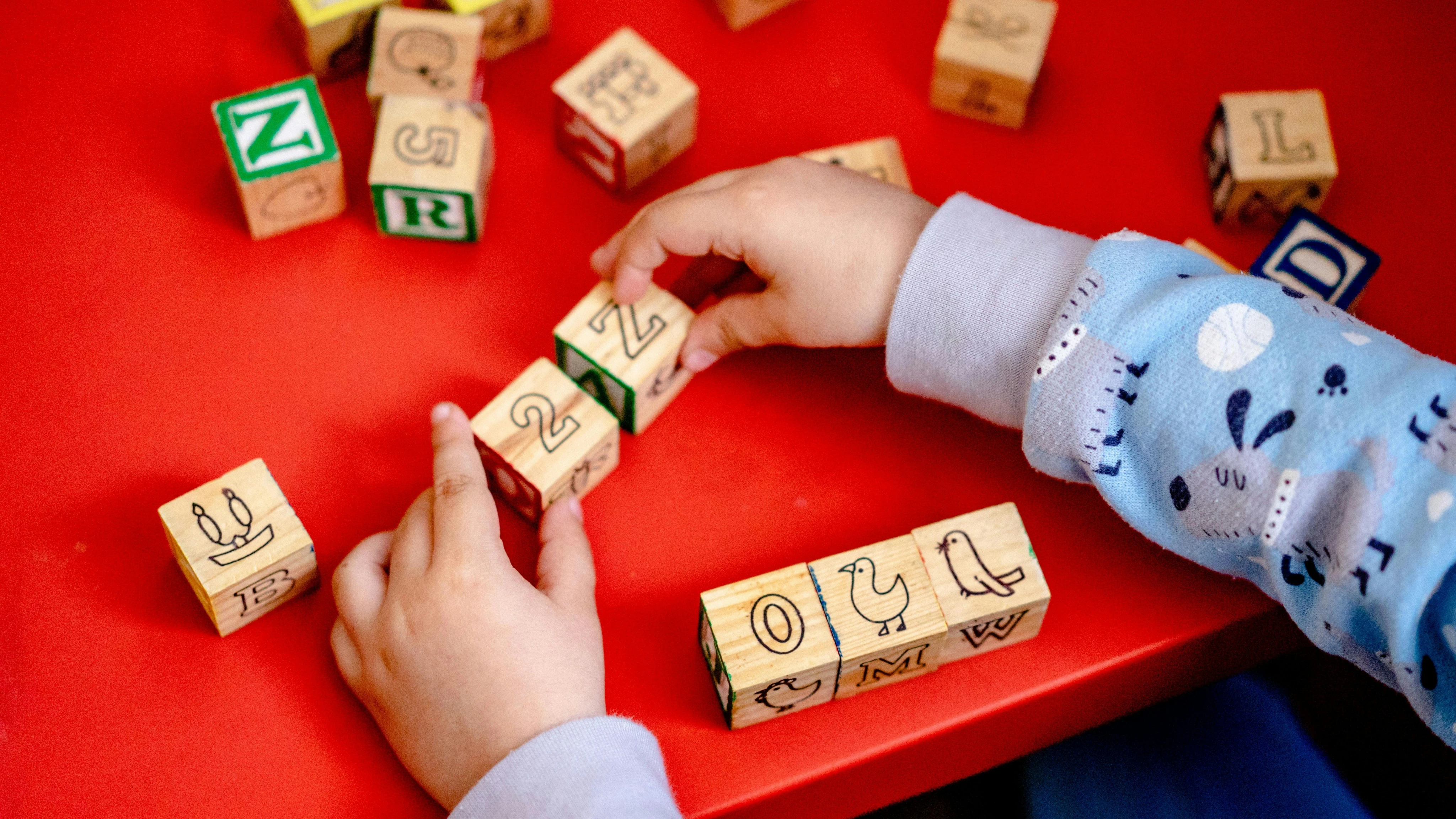 Gritos, empujones, tirones de pelo, prohibición de comer y violaciones a los niños del escándalo de las guarderías francesas