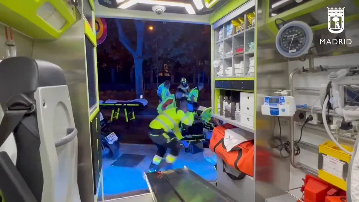Un hombre de 60 años muy grave tras ser atropellado por un autobús urbano en Madrid