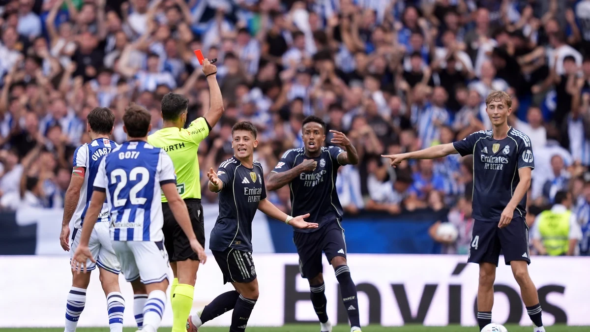 Un partido de sanción a Dejan Huijsen tras su expulsión en Anoeta