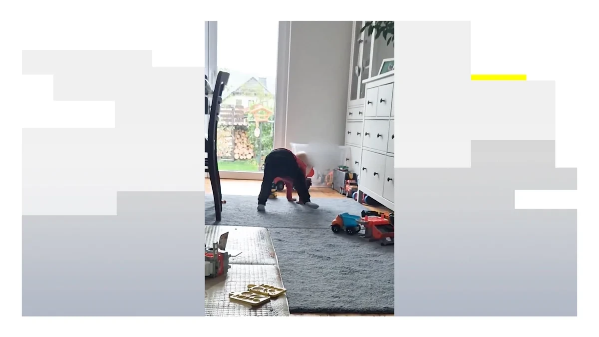 Un niño con una enfermedad rara vuelve a caminar y a hablar gracias a un tratamiento pionero de la Universidad de Granada