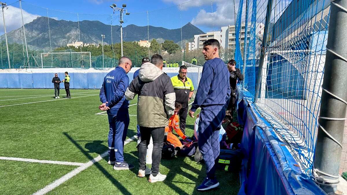 Una niña de 13 años, ingresada con un traumatismo craneoencefálico al golpearse con un muro en un partido de fútbol